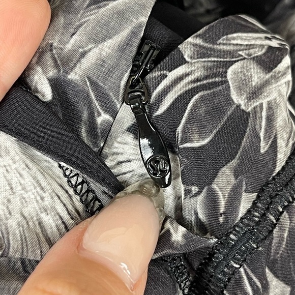 Lululemon The Runsie Flowabunga Black Angel Wing/Black Size 6 Women - Picture 7 of 16